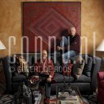 14-10-2004 Joop Braakhekke and Wim Nijkamp at home in Amsterdam, by order of Pulse Magazine, October 14, 2004. 

[keywords]Sofa, Smiling[/keywords]